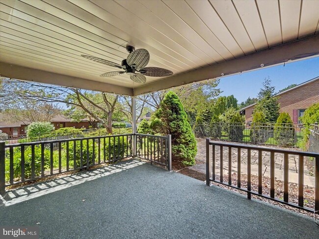 Building Photo - 330 Parkwood Dr