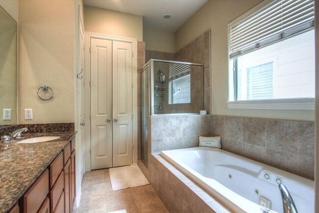 Building Photo - 3815 Center Plaza Dr