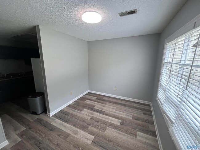 Building Photo - 317 Chateau Dr SW