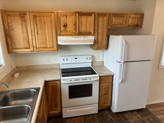 Building Photo - Updated 2 bedroom 1 bathroom house in Springfield!