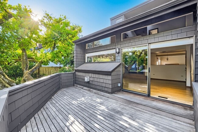 Building Photo - Architecturally Stunning Montlake Home | Vaulted Ceilings | Attached Garage | Steps from the Arbo...