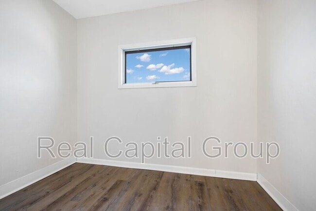 Building Photo - 305 Cable St