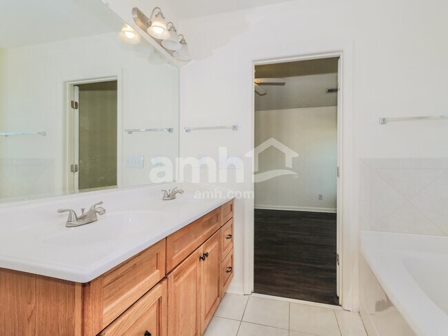 Building Photo - 2626 Bow Hunter Dr