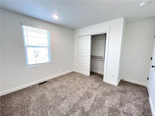 Building Photo - 841 Reading RR Ln