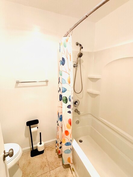 shower/tub - 4600 Lamont St