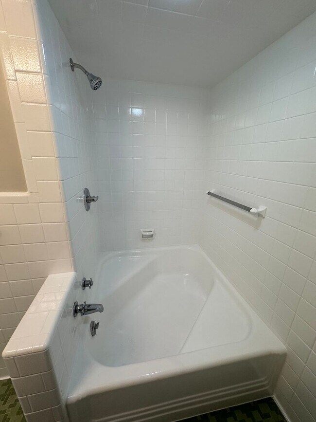 Building Photo - Renovated 3/2.5 House with bonus room in South Rome- $1,795