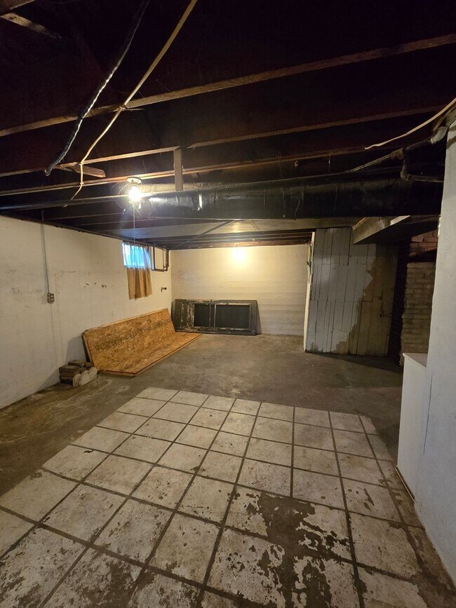Building Photo - 2 Bed 1 Bath