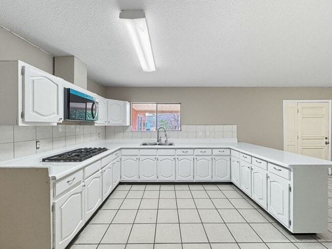 Building Photo - Adorable 5 Bedroom, 2 bath home in Sunland...