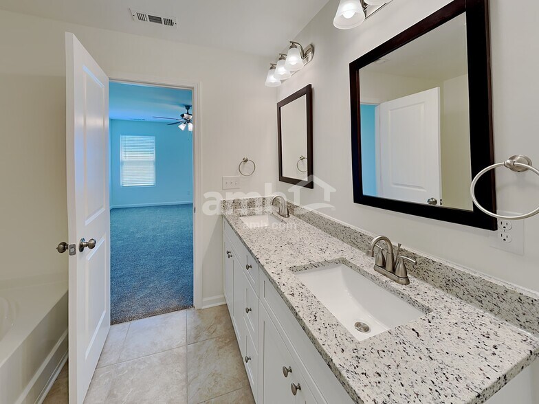 Building Photo - 290 Maxton Ave