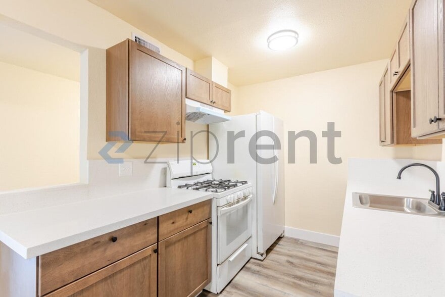 Building Photo - 4561 Ashcroft Ave