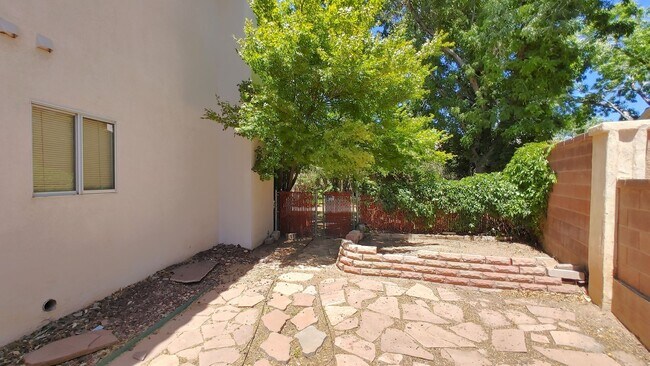 Building Photo - Beautiful 4 Bedroom 2.5 Bathroom House Located In The NE!