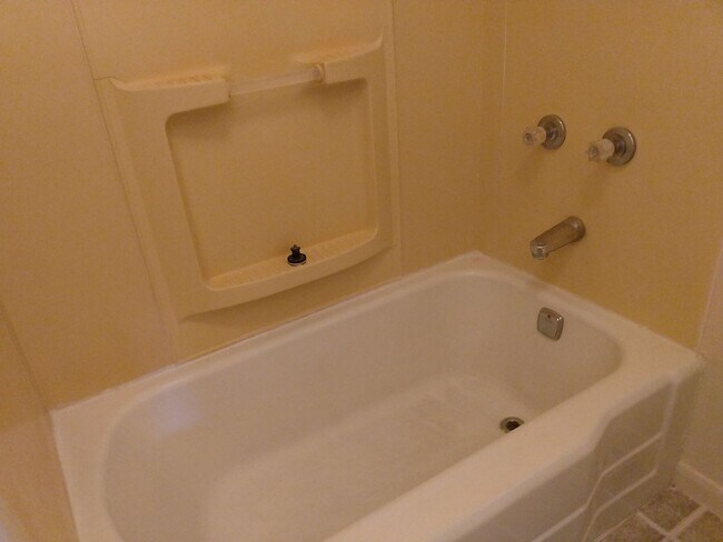 Building Photo - 1104 Cummings Ave