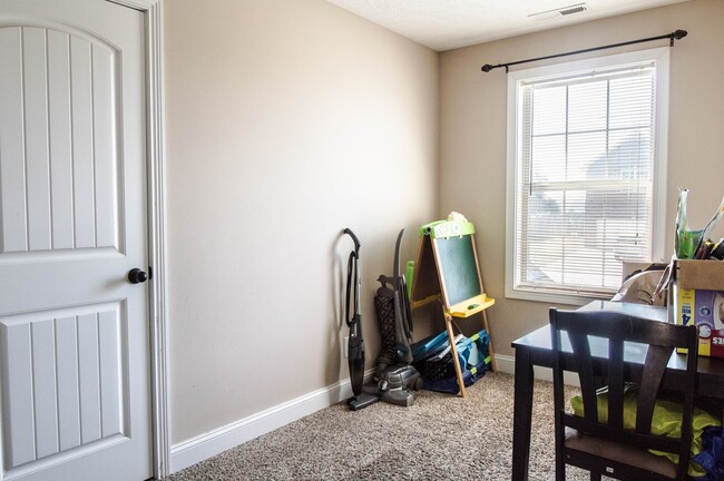 Building Photo - Pet Friendly Three Bedroom!