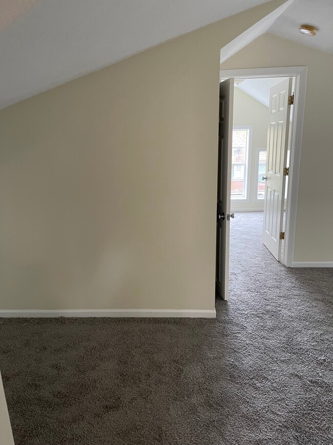 Building Photo - 127 College Pl - Utilities Included