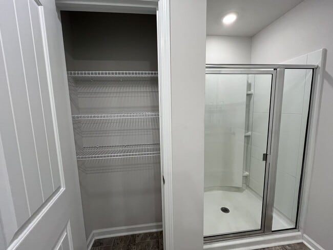 Building Photo - Townhome less than 2 miles from Downtown C...