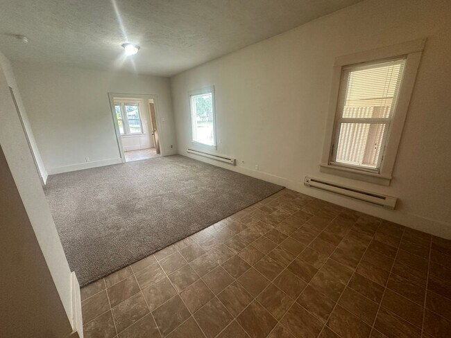 Building Photo - One Bedroom, One-bathroom Apartments Locat...