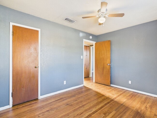 Building Photo - Charming rent ready duplex!