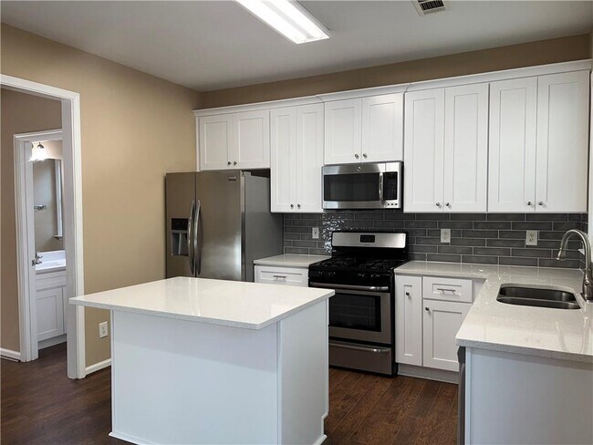 Building Photo - 3413 Stoneham Dr NW