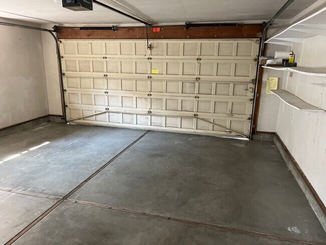 Building Photo - Great East Medford location with views of RoxyAnn