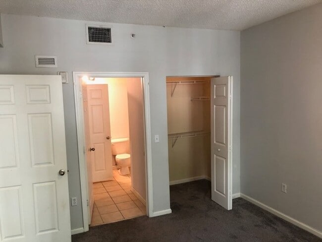 Building Photo - Beautiful 1/1 condo with great amenities
