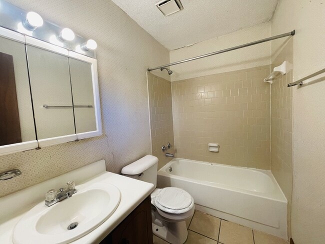 Building Photo - Home For Rent