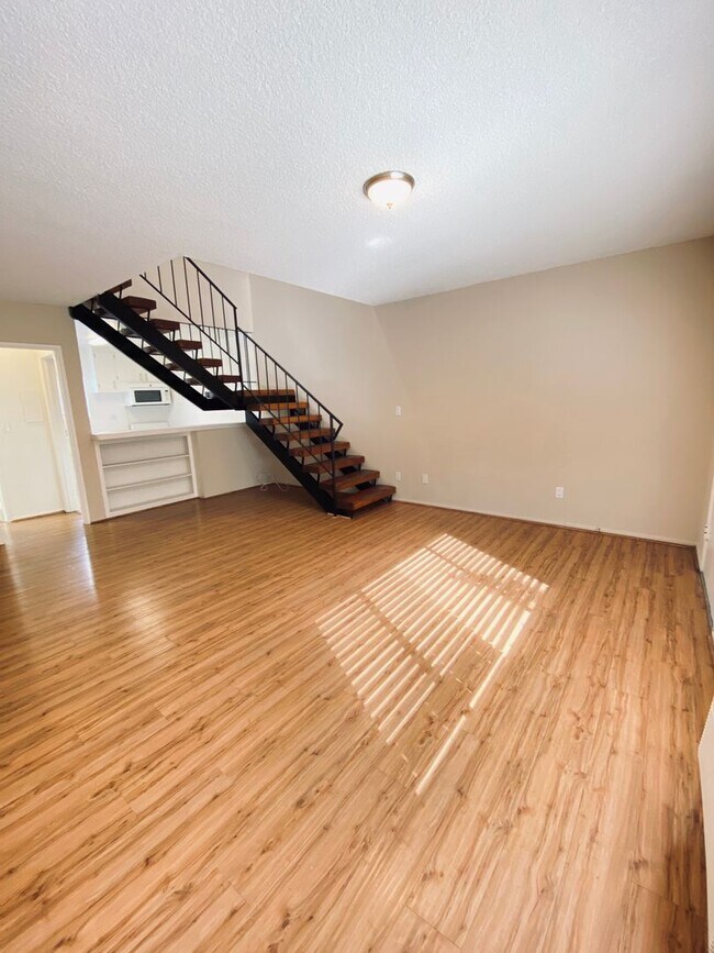 Interior Photo - 21736 Roscoe Blvd