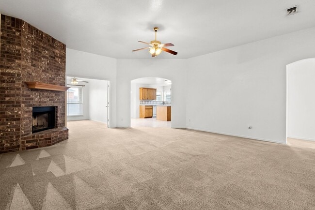 Building Photo - Spacious 4 bedroom home