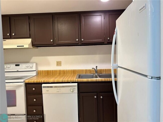 Building Photo - 3730 Inverrary Dr