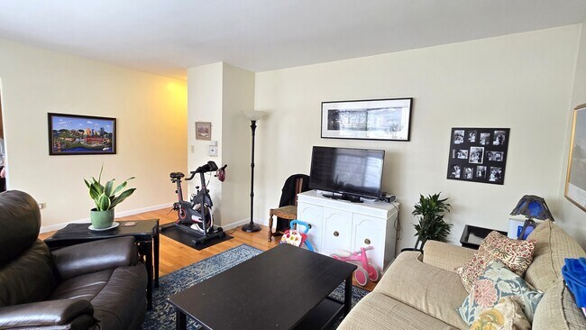 Building Photo - 1401 W Warner Ave