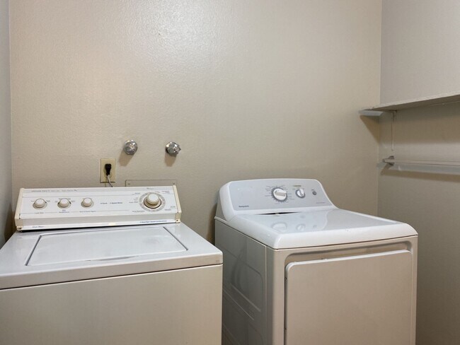 Building Photo - Cozy 3 Bed/1.5 Bath Duplex with Fenced Yard and 1 Car Garage