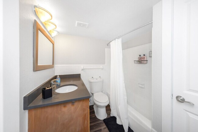 Building Photo - 4301 W Cleveland St