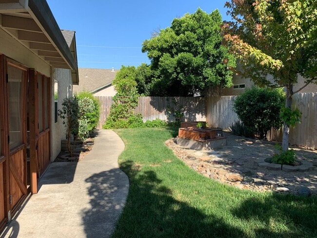 Building Photo - Updated 3 bedroom 2 bathroom close to Meri...