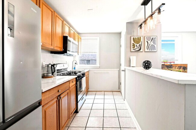 Building Photo - 128 Bainbridge St