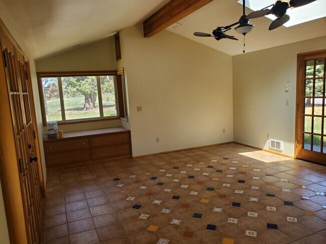 Building Photo - 4 bedroom 3 bath horse property- 6 acres i...