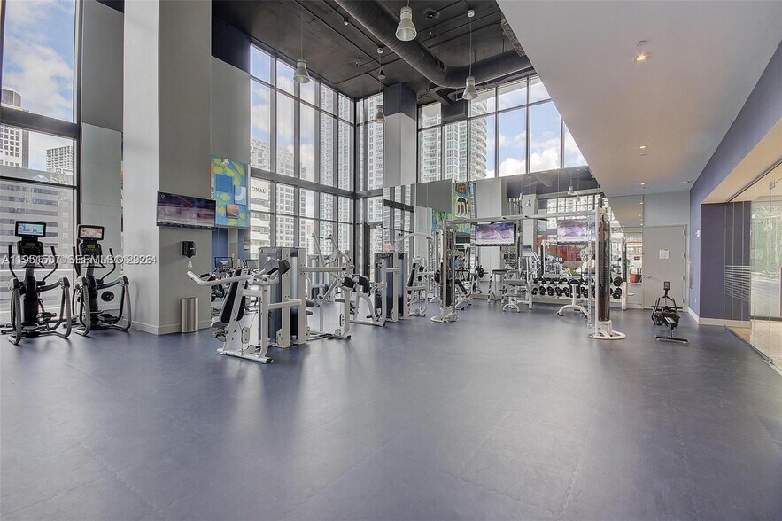 Building Photo - 1010 Brickell Ave