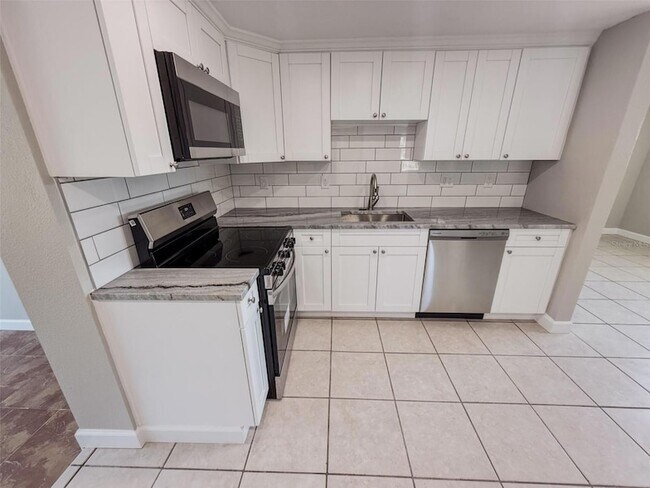 Building Photo - 818 Bayview Dr