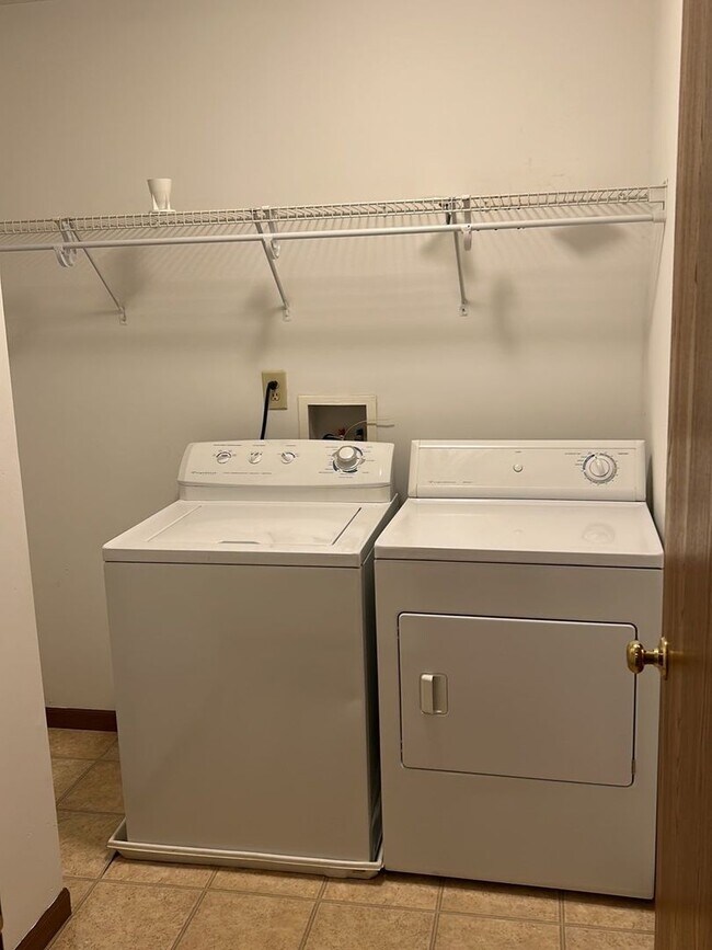 Building Photo - Large townhouse with 3 Bedrooms, 3.5 Bath,...