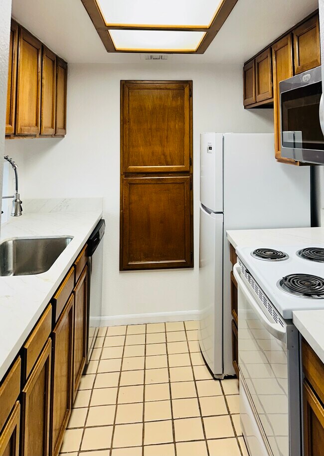 Building Photo - 1449 E Highland Ave