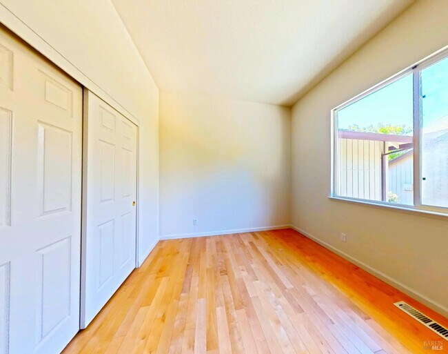 Building Photo - 5863 Mountain Hawk Dr
