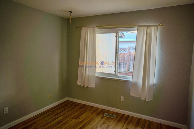 Building Photo - Spacious 4BR Single-Story Home w/ Garage i...