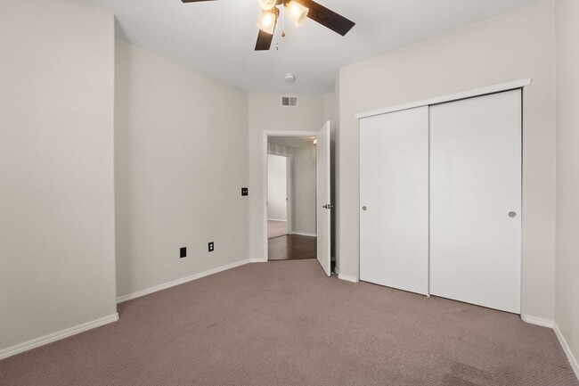 Building Photo - Upscale Condo | 3 Bed / 2 Bath | Garage | ...