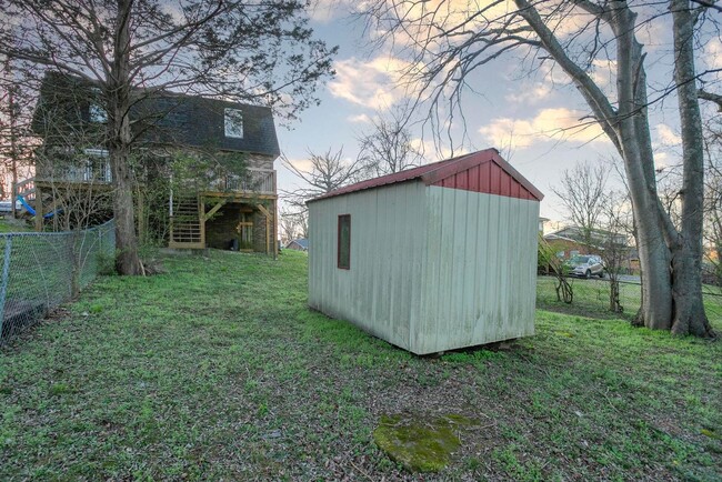 Building Photo - Charming Nashville Home!