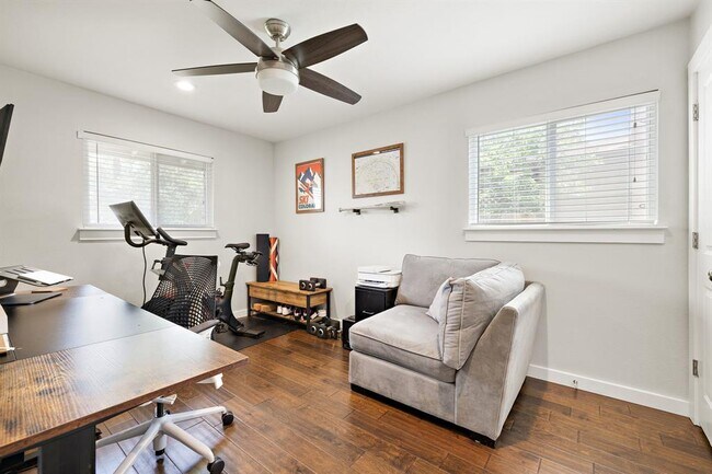 Building Photo - 2101 Falcon Hill Dr