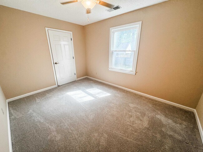 Building Photo - 1062 Fredericksburg Cove