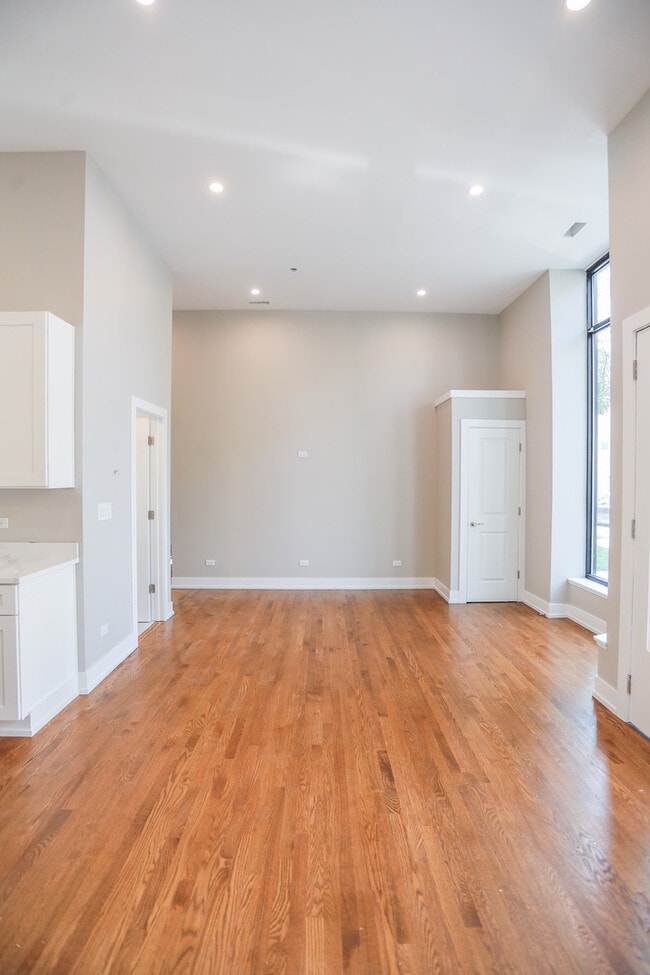 Building Photo - 1359 W Barry Ave