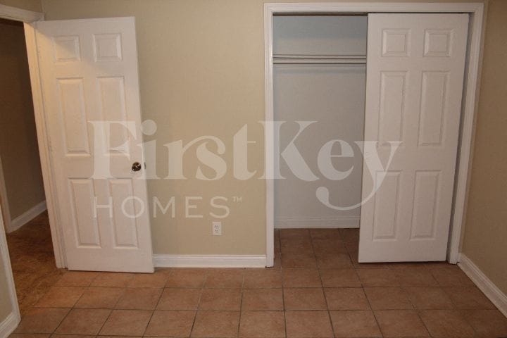 Building Photo - 9440 Port Royal Dr