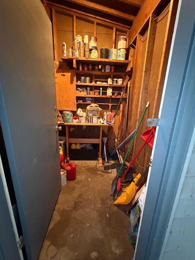 Building Photo - 2527 Delwood Ave