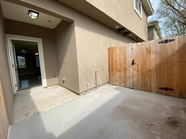 Building Photo - 3Bed/2.5 Bath Townhome, Mcallen TX