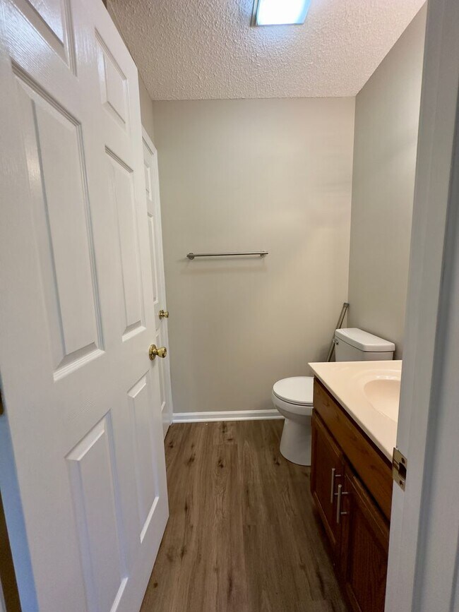 Building Photo - 527-690-692-IO