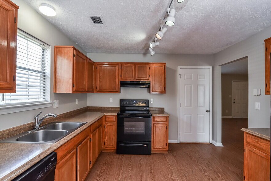 Building Photo - 508 Village Cir